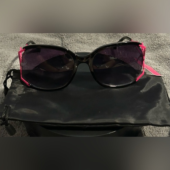 BETSEY JOHNSON AUTHENTIC UVA/UVB SUNGLASSES/NWT & DUST BAG/BUTTERFLY ACCENTS - Picture 2 of 6